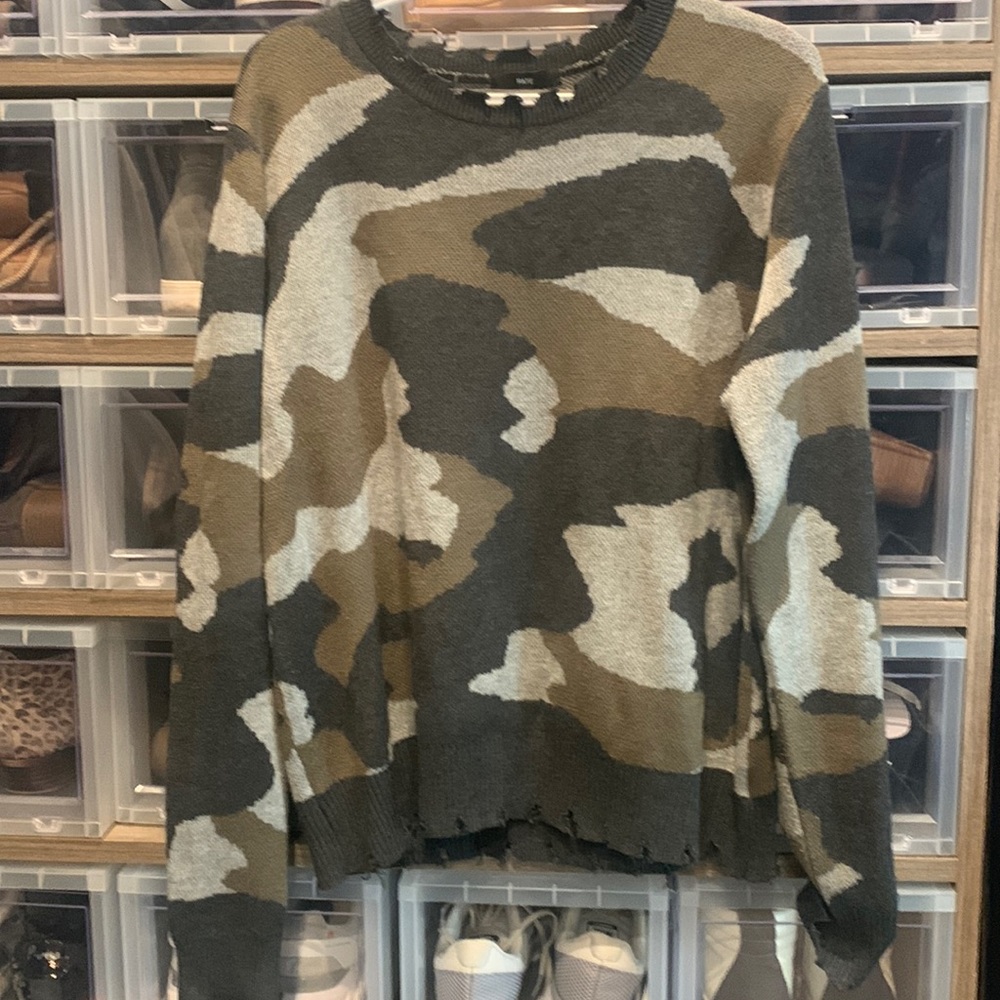 Fate brand lightweight camo sweater. Size Large